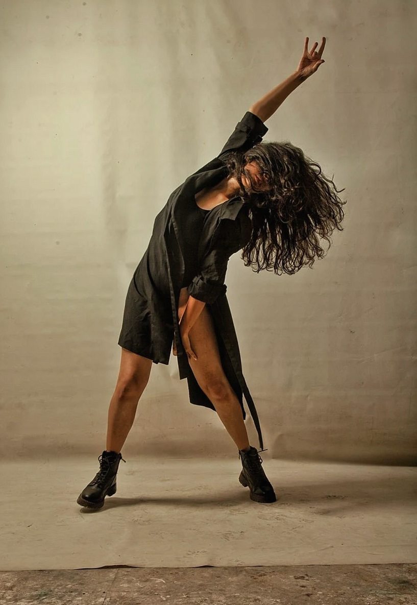 ダンスを踊るイランの女性、一人でパフォーマンスする自由な少女